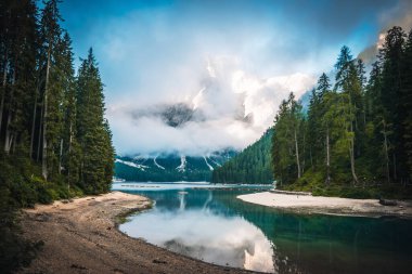 a fantastic view on the braies lake
