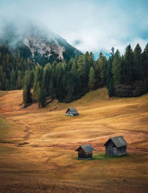 Bazı fantastik manzaralar Tre cime di lavaredo 'ya doğru yürüyor.