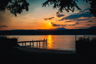 Garda Gölü 'ndeki Conigli Adası' nın muhteşem manzarası