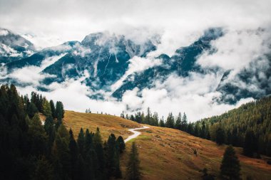 Bazı fantastik manzaralar Tre cime di lavaredo 'ya doğru yürüyor.