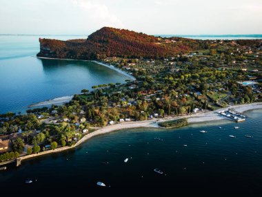 Garda Gölü 'ndeki Conigli Adası' nın muhteşem manzarası