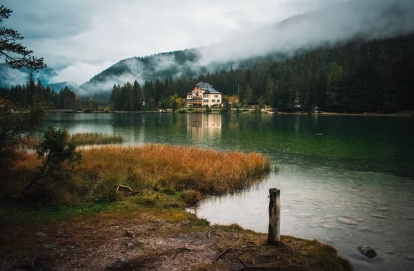 Vista Fantástica Sobre Lago Dobbiaco — Fotografia de Stock