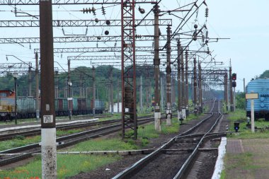  Tren istasyonunda. Metal ve beton kutuplar ve elektrik kabloları için destek. 