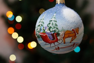Bulanık arka planda Noel Baba illüstrasyonuyla Noel balosu.