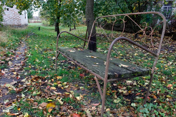 Gammel Metalbænk Haven Efterårsbladene Omkring Det - Stock-foto