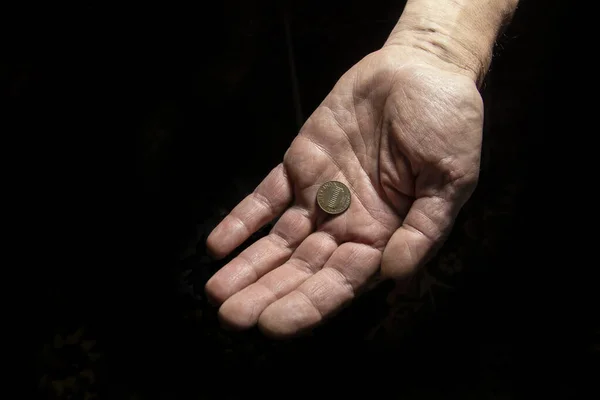 Χέρι Ένα Νόμισμα Μαύρο Φόντο Έννοια Του Ζητάς Βοήθεια — Φωτογραφία Αρχείου