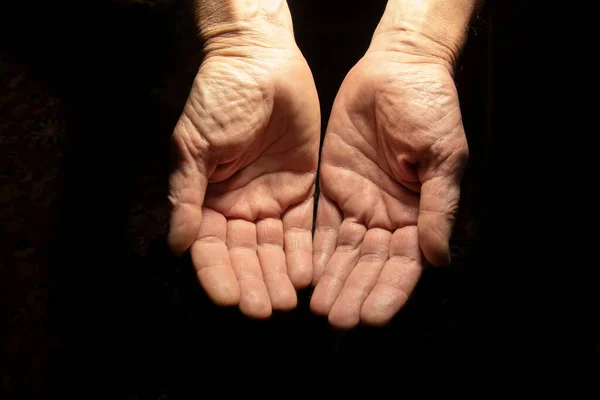 Δύο Χέρια Μαύρο Φόντο Έννοια Του Ζητάς Βοήθεια — Φωτογραφία Αρχείου