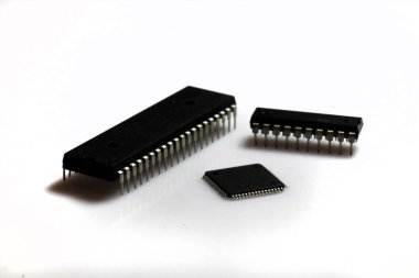 Elektronik bileşenler. Beyaz arkaplanda mikroişlemciler