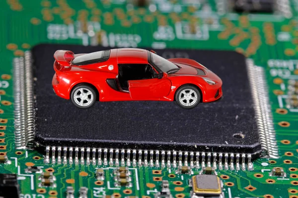 Червоний Автомобіль Стоїть Мікропроцесорі Концепція Дефіциту Чипів Автомобільній Промисловості Ліцензійні Стокові Зображення