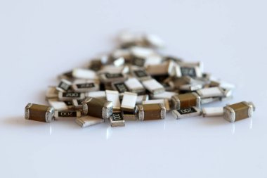 KİS dirençleri ve kapasitörler beyaz arka planda izole edildi. Seçici odak.