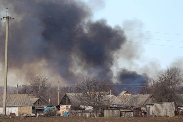 Hustý Černý Kouř Nad Vesnicí Oheň Vesnici Válka Ukrajině — Stock fotografie