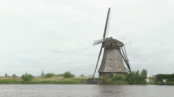 Holandský větrný mlýn nedaleko kinderdijk, Nizozemsko — Stock video