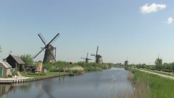 Holandské větrné mlýny poblíž kinderdijk, Nizozemsko — Stock video