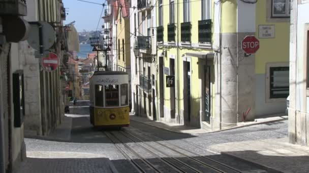 Трамвай в Лиссабоне — стоковое видео