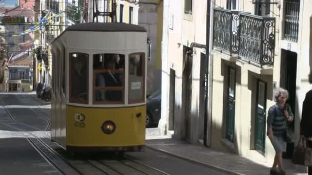 Lizbon, Portekiz 'de tramvay — Stok video