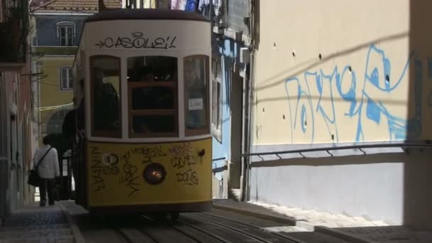 Spårvagn i Lissabon, Portugal — Stockvideo