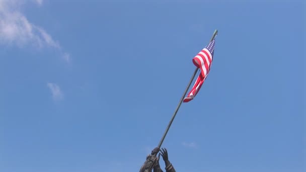 Наклон от флага США до Мемориала Иводзимы — стоковое видео