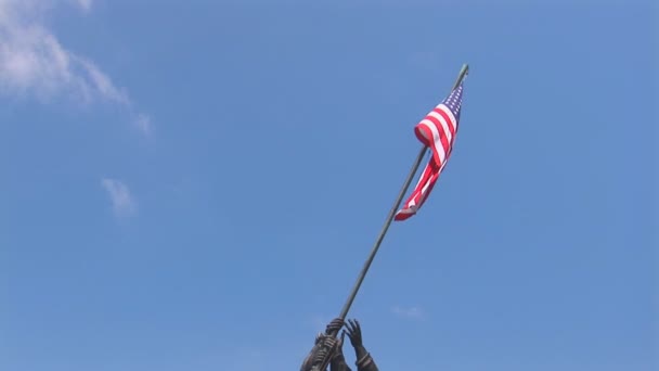 Aşağı bizden eğimli bayrak Iwo jima memorial — Stok video