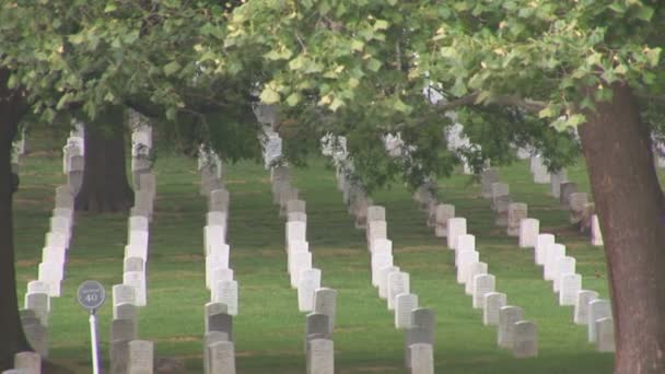 Kantelen naar beneden van ons vlag aan iwo jima memorial — Stockvideo