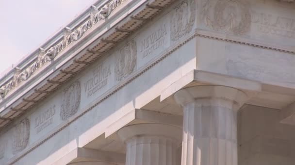 Tilt down from US flag to Iwo Jima Memorial — Stock Video