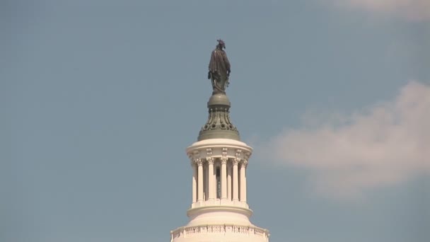 Tilt down from US flag to Iwo Jima Memorial — Stock Video