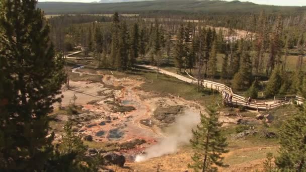 Macetas de barro en el Parque Nacional de Yellowstone — Vídeo de stock