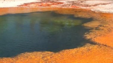 siyah kum havzasında yellowstone Milli Parkı içinde zümrüt Havuzu