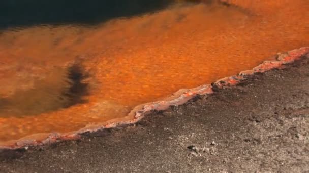 Σμαραγδένια πισίνα στη λεκάνη της μαύρη άμμο, στο εθνικό πάρκο yellowstone — Αρχείο Βίντεο