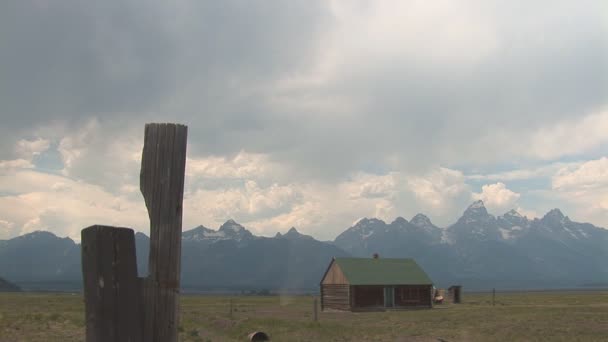 Vecchia cabina con diavolo di polvere vicino al Grand Teton National Park — Video Stock