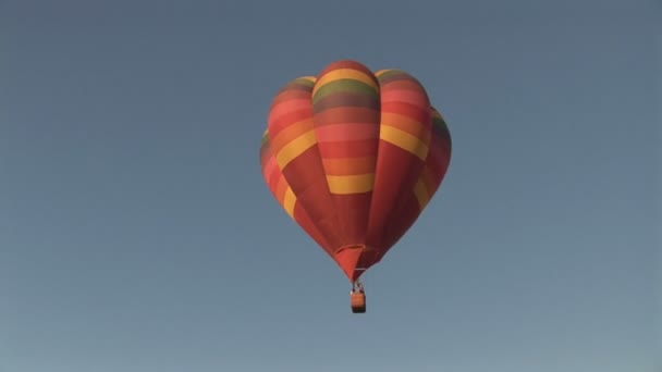 Single hot air balloon — Stok video