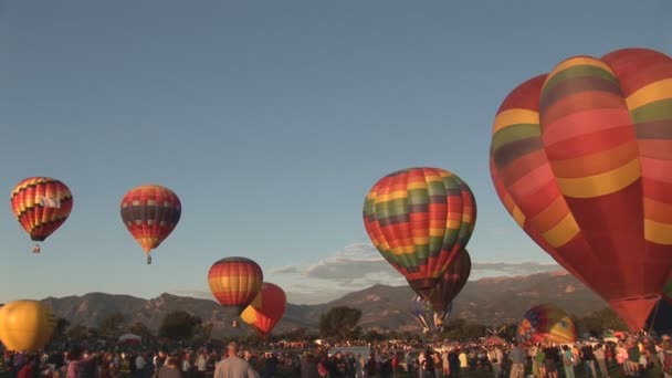 Globos de aire caliente ascendentes — Vídeos de Stock