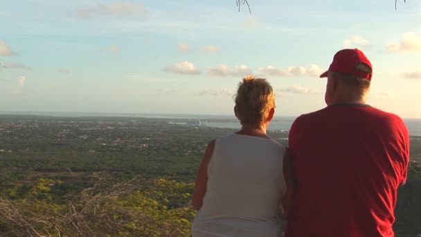 Bonaire - retired couple kissing — Stock Video