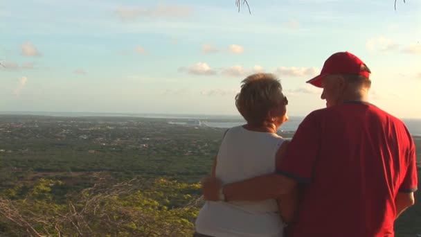 Bonaire - retired couple kissing — Stock Video