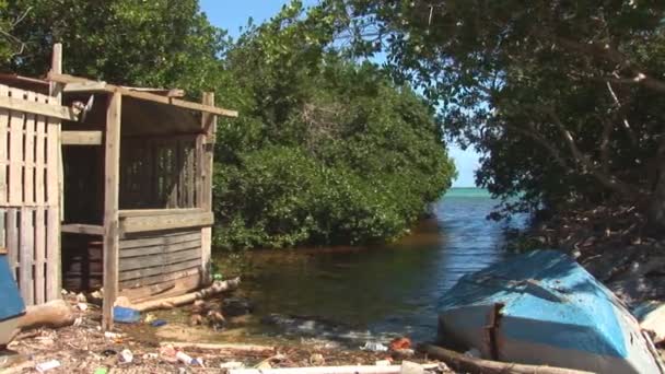 古い手漕ぎボートや小屋。ボネール、オランダ領アンティル諸島で撮影します。 — ストック動画