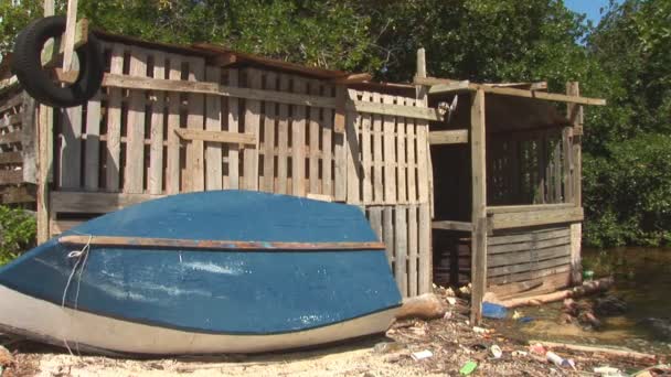 Un viejo bote de remos y una choza. Tiro en Bonaire, Antillas Holandesas — Vídeo de stock