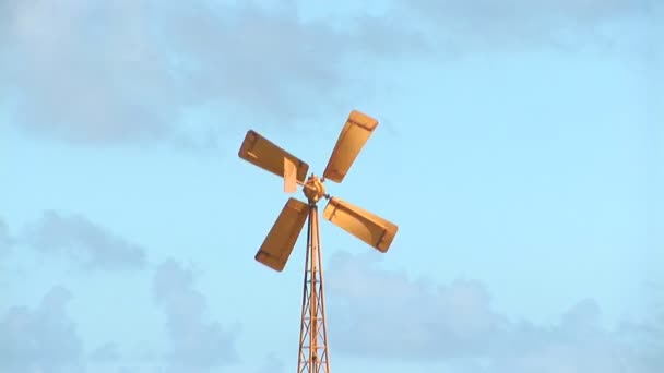 Eine alte gelbe Windmühle — Stockvideo