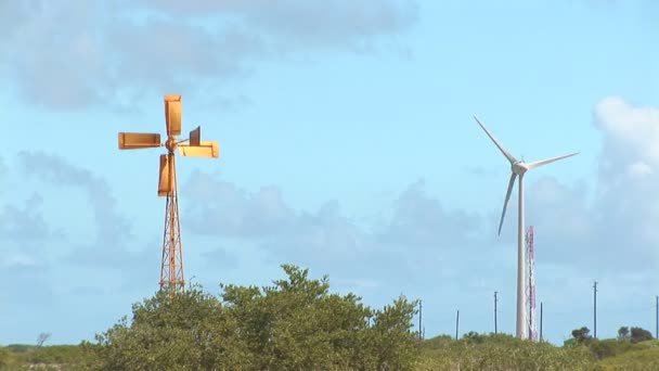 Un viejo molino de viento amarillo — Vídeos de Stock