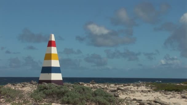 Farol colorido e uma costa acidentada . — Vídeo de Stock