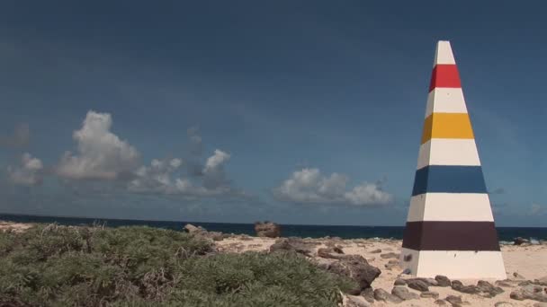 Faro colorido y una costa áspera . — Vídeo de stock