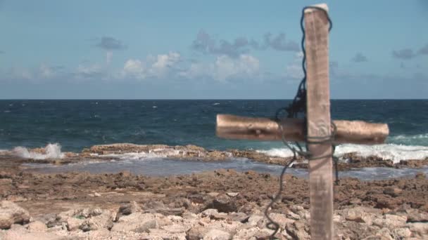 Cruz hecha de madera de deriva — Vídeos de Stock