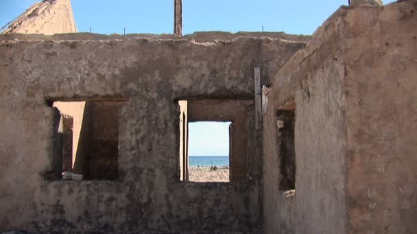 Oude ruïne op ruwe kust — Stockvideo