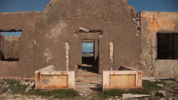 Old ruin on rough shore on Bonaire, Netherlands Antilles. — Stock Video