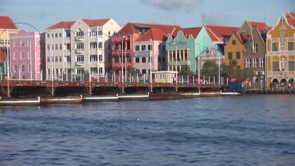 Знаменитый понтонный мост в Виллемстаде, Нидерландские Антильские острова — стоковое видео