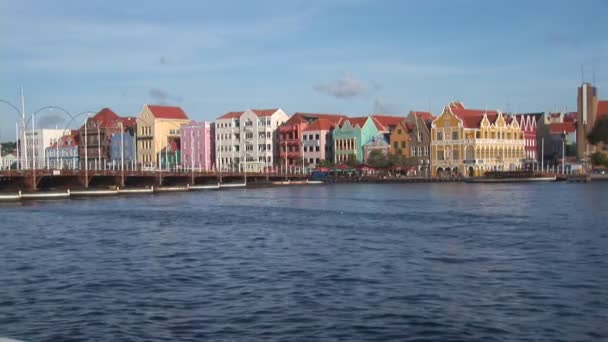 著名的舟桥中 willemstad 城，荷兰荷属安的列斯 — 图库视频影像