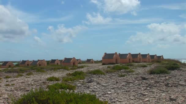 Cabañas de esclavos rojos en Bonaire, Antillas Holandesas — Vídeos de Stock