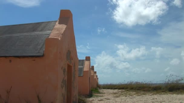 Cabañas de esclavos rojos en Bonaire, Antillas Holandesas — Vídeo de stock