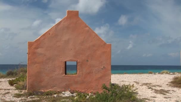 Rote Sklavenhütten auf Bonaire, Niederländische Antillen — Stockvideo