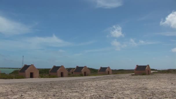 Cabañas de esclavos rojos en Bonaire, Antillas Holandesas — Vídeos de Stock