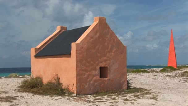 Cabanas de escravos vermelhos em Bonaire, Antilhas Holandesas — Vídeo de Stock