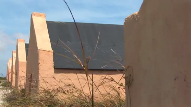 Cabanas de escravos vermelhos em Bonaire, Antilhas Holandesas — Vídeo de Stock